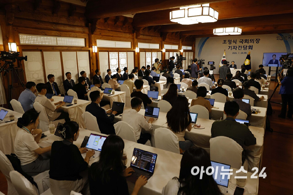 조정식 국회의장이 28일 오전 국회 사랑재에서 하반기 국회의장 취임 이후 처음으로 열린 기자간담회에서 모두발언을 하고 있다. [사진=국회사진기자단 ]