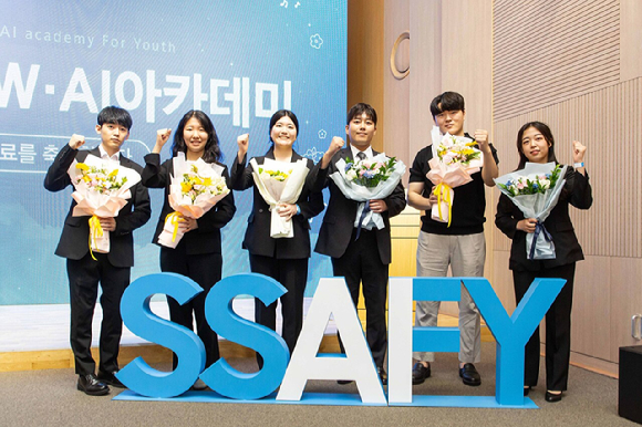24일 서울 강남구 '삼성청년SW·AI아카데미(SSAFY)' 서울캠퍼스에서 열린 SSAFY 12기 수료식에 참석한 수료생들과 (왼쪽 두번째부터) 개혁신당 이주영 의원, 조국혁신당 이해민 의원, 국민의힘 우재준 의원, 더불어민주당 이용우 의원, SSAFY 수료생들, 고용노동부 김민석 차관, 삼성전자 박승희 사장 등이 기념 촬영하고 있다. [사진=삼성]