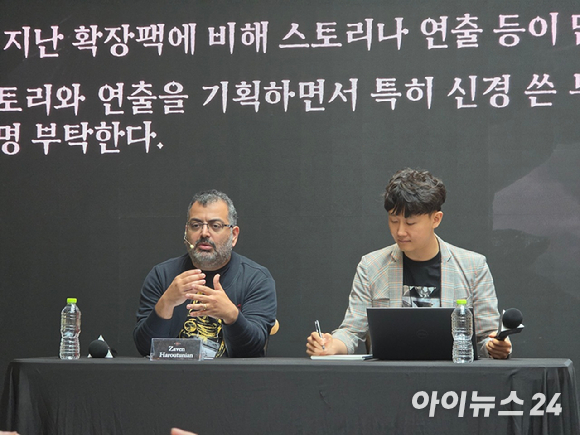 자벤 하로투니안 블리자드 어소시에이트 게임 디렉터가 27일 서울 서초구 데블스도어 센트럴시티점에서 열린 '디아블로4: 증오의 군주' 출시 기념 기자간담회에서 기념 촬영을 하고 있다. [사진=박정민 기자]