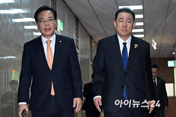 김병기(오른쪽) 더불어민주당 원내대표와 송언석 국민의힘 원내대표가 9일 국회에서 우원식 국회의장과 회동을 가진 뒤 의장실을 나서고 있다. [사진=곽영래 기자]