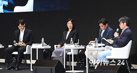 종합경제미디어 아이뉴스24의 대표 지식 컨퍼런스 '아이포럼 2026'이 22일 서울 용산구 서울드래곤시티 한라홀에서 'AI 패권 전쟁, 새로운 질서: AI 3대 강국, 대한민국의 현재와 미래'를 주제로 열린 가운데 좌장을 맡은 박수한 광운대학교 로봇학부 교수가 진하영 리얼월드(RLWRLD) 사업개발 이사, 이시행 LG AI연구원, 황정훈 한국전자기술연구원 지능로보틱스연구센터 센터장과 토론을 하고 있다. [사진=곽영래 기자]