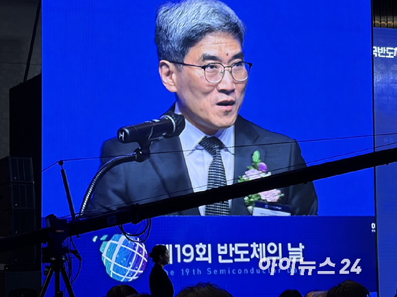 송재혁 한국반도체산업협회장 겸 삼성전자 디바이스솔루션(DS)부문 최고기술책임자(CTO) 사장이 21일 서울 강남 그랜드 인터컨티넨탈 서울 파르나스에서 열린 '제19회 반도체의 날' 기념식에서 개회사를 하고 있다. [사진=권서아 기자]