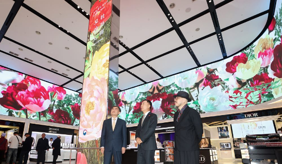 (왼쪽부터) 김재홍 국립중앙박물관장, 유신열 신세계디에프 대표, 이병우 음악감독이 신세계면세점 명동본점 10층 아이코닉존에서 ‘모란 꽃이 피오니’ 영상을 감상하고 있다. [사진=신세계면세점]