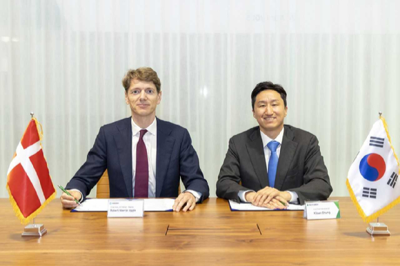 정기선 HD현대 수석부회장과 A.P. 몰러 머스크 로버트 머스크 우글라(Robert Maersk Uggla) 의장이 '탈탄소 해운 기술 발전 및 글로벌 통합 물류 서비스 분야의 포괄적 협력 관계 구축을 위한 양해각서(MOU)'에 서명하고 있다. [사진=HD현대]