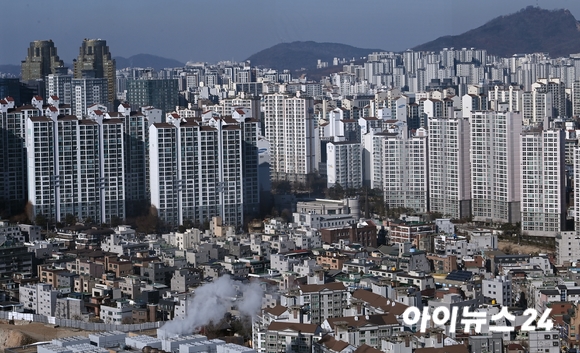 서울 용산 드래곤시티 호텔에서 바라본 아파트 전경. [사진=김성진 기자]