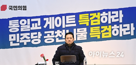 닷새째 단식농성 중인 장동혁 국민의힘 대표가 19일 서울 여의도 국회 로텐더홀에서 생각에 잠겨 있다. [사진=곽영래 기자]