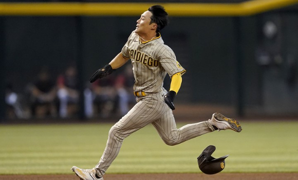 MLB 샌디에이고에서 뛰고 있는 김하성은 1일(한국시간) 열린 LA 다저스와 원정 경기에서 3타수 무안타 1볼넷을 기록했다. 김하성이 이날 경기에서 타격 후 주루 플레이를 하고 있다. [사진=뉴시스]