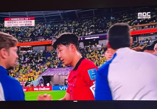작사가 김이나가 월드컵 경기 장면을 촬영해 게재했다.  [사진=김이나 인스타그램]