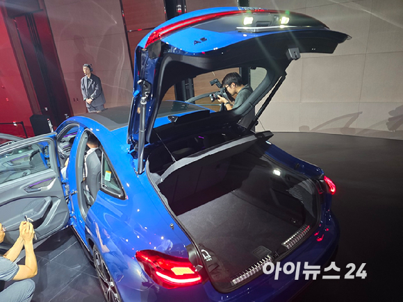 스티브 클로이(Steve Cloete) 아우디 코리아 대표가 1일 서울 여의도 콘래드호텔에서 열린 '더 뉴 아우디 A5·Q5' 출시 행사에서 발표하고 있다. [사진=김종성 기자]