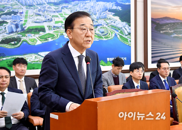 김윤덕 국토교통부 장관이 11일 서울 여의도 국회에서 열린 국토교통위원회 전체회의에서 2026년도 예산안 관련 제안설명을 하고 있다. [사진=곽영래 기자]