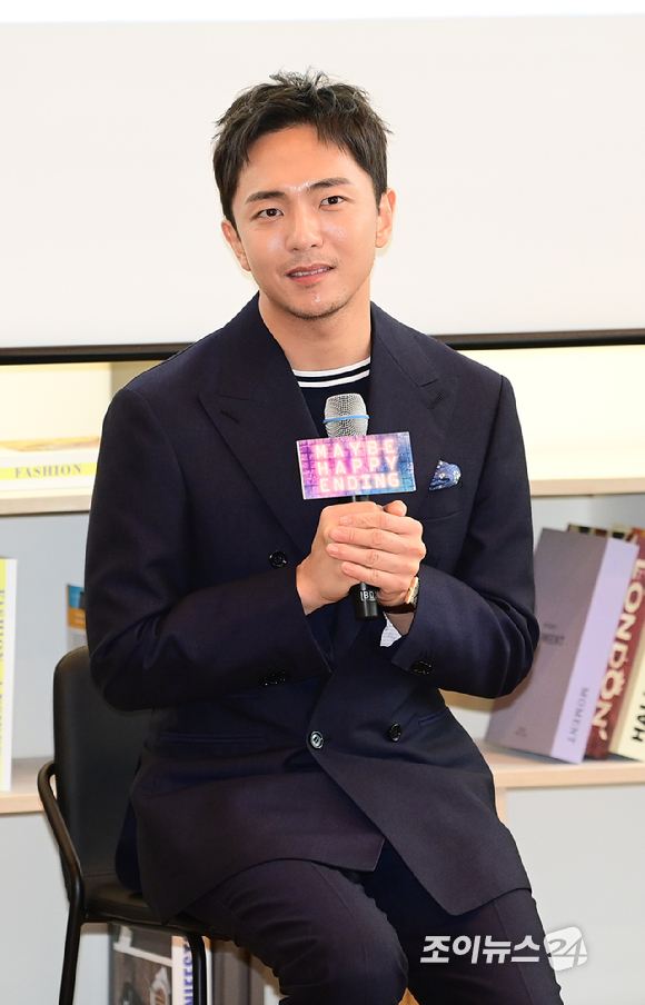 박천휴 작가가 24일 오후 서울 중구 명동1가 커뮤니티하우스 마실에서 열린 뮤지컬 '어쩌면 해피엔딩' 토니어워즈 수상 기념 기자간담회에 참석하고 있다. [사진=정소희 기자]