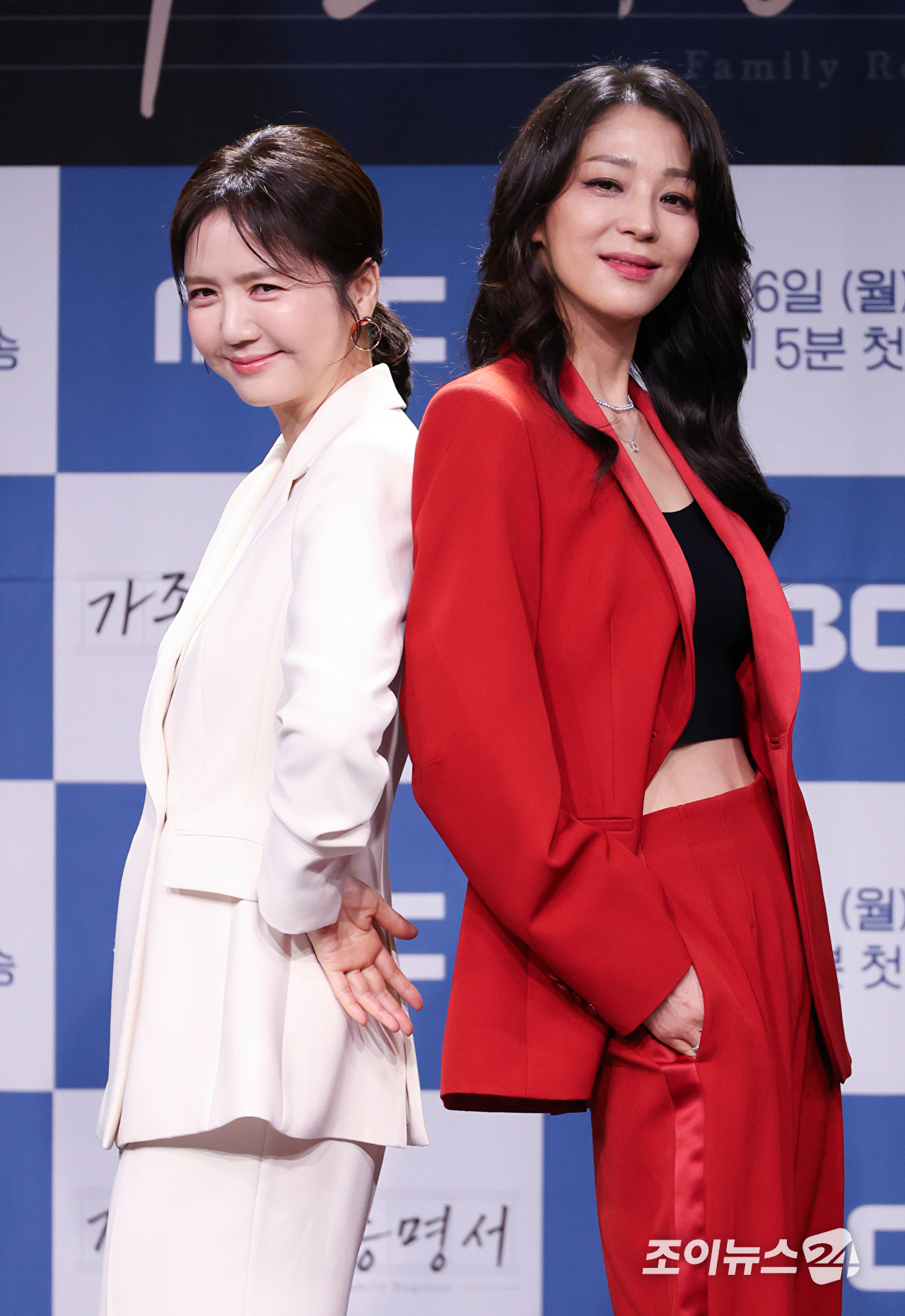 배우 임지은, 한고은이 2일 오후 서울 마포구 상암동 MBC에서 진행된 MBC 새 일일드라마 '가족관계증명서' 제작발표회에 참석해 포즈를 취하고 있다. [사진=문수지 기자]