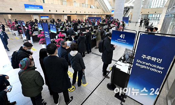 18일 오전 수원시 영통구 수원컨벤션센터에서 열린 제57기 삼성전자 정기주주총회에서 주주들이 입장하기 위해 길게 줄 서 있다. [사진=곽영래 기자]