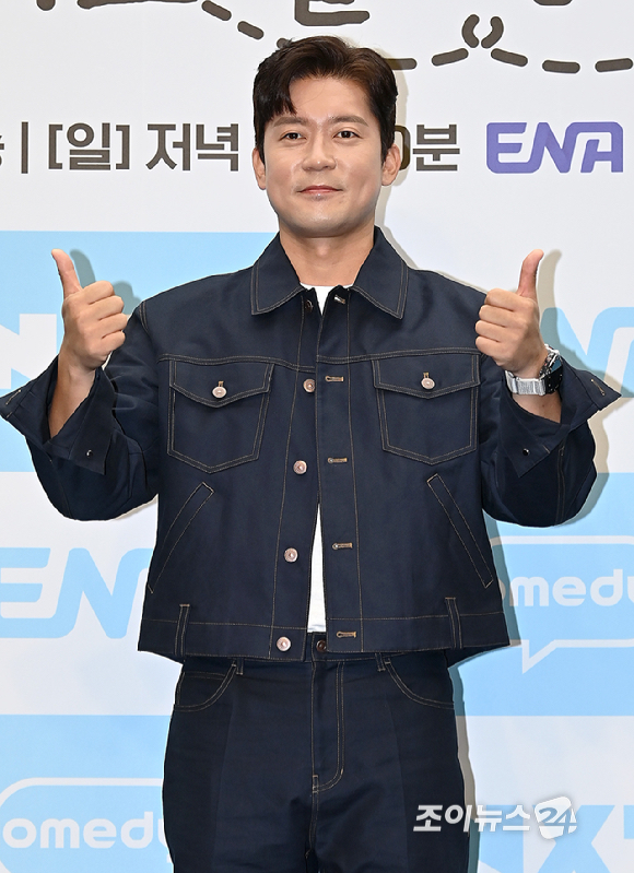 방송인 김대호가 19일 오전 서울 마포구 스탠포드호텔에서 열린 ENA 새 예능 '어디로 튈지 몰라' 제작발표회에서 포토타임을 갖고 있다. [사진=곽영래 기자]