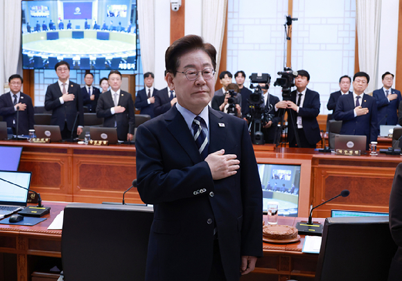 이재명 대통령이 13일 청와대에서 열린 국무회의에서 국기에 경례하고 있다. 2026.10.13 [사진=연합뉴스]