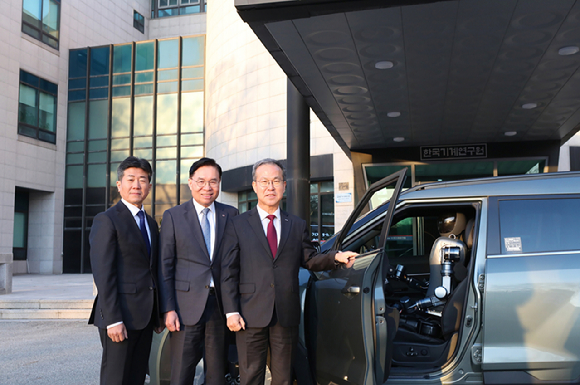 지난 19일 한국기계연구원에서 열린 업무협약식(MOU)에 KGM 황기영 대표이사와 한국기계연구원(이하 기계연) 류석현 원장, 한국전자통신연구원(이하 ETRI) 방승찬 원장을 비롯한 관계자들이 참석했다. (왼쪽부터 KGM 황기영 대표이사, 기계연 류석현 원장, ETRI 방승찬 원장) [사진=KGM]