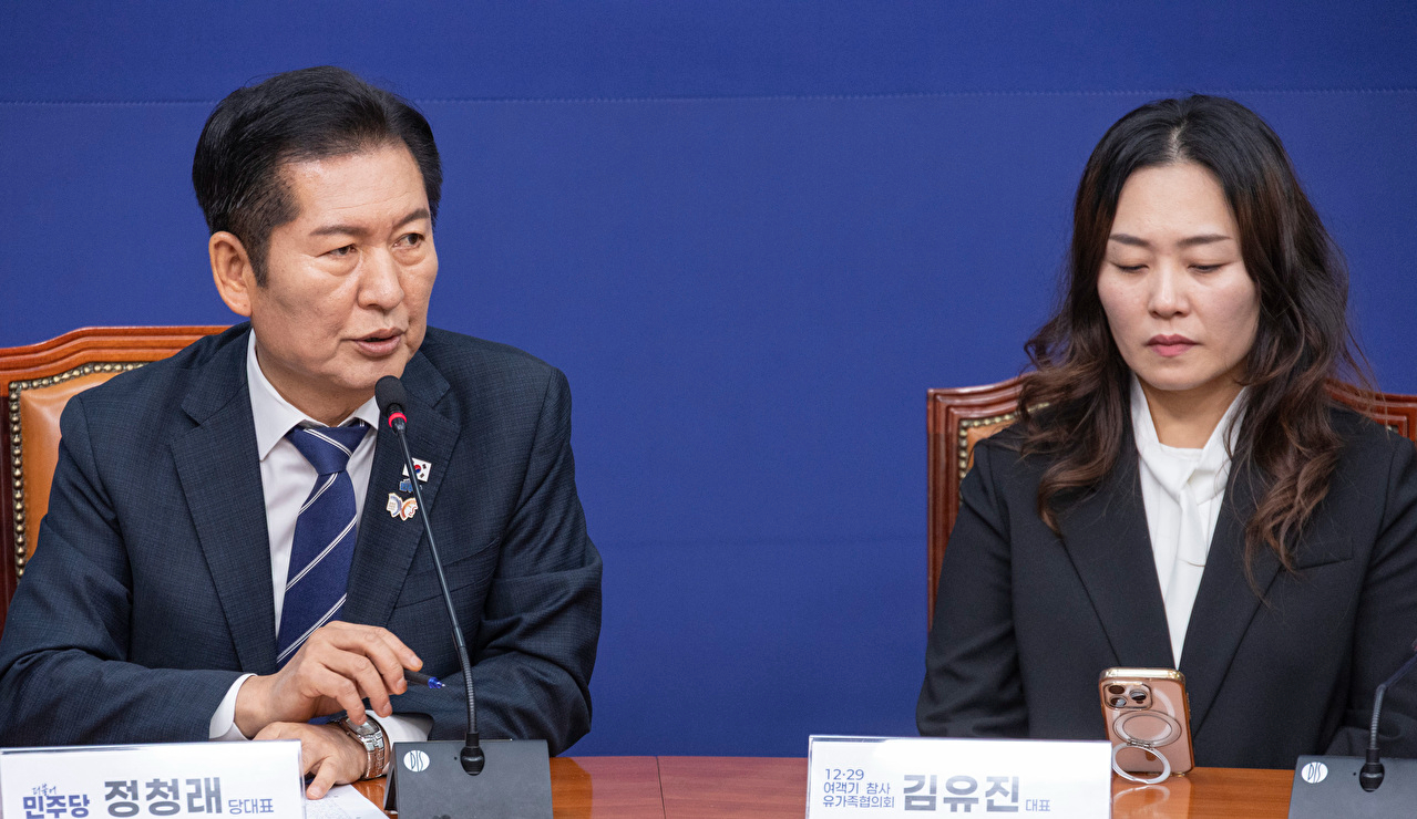 더불어민주당 정청래 대표가 30일 국회에서 12.29 여객기참사 유가족협의회를 만나 인사말을 하고 있다. 2025.10.30 [사진=연합뉴스]