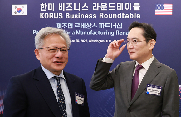 이재용 삼성전자 회장(오른쪽)과 젠슨 황 엔비디아 최고경영자(CEO)가 25일(현지시간) 미국 워싱턴DC 윌라드 호텔에서 열린 한미 비즈니스 라운드 테이블 리셉션에 나란히 자리하고 있다. 2025.8.26 [사진=연합뉴스]