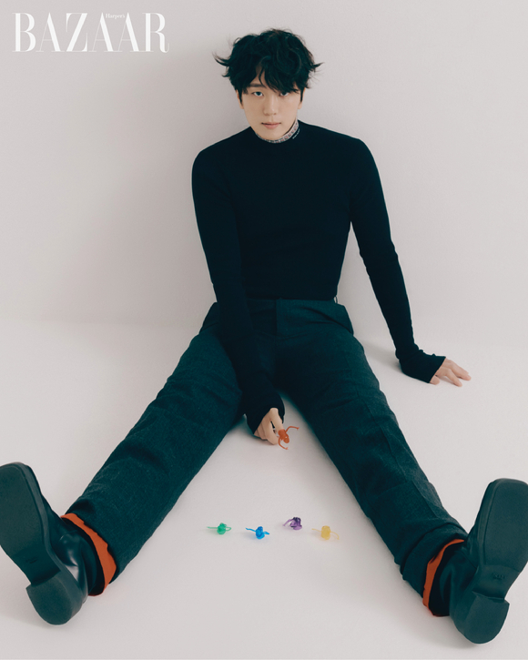 김연아 남편인 포레스텔라 고우림이 화보 촬영에서 포즈를 취하고 있다. [사진=하퍼스 바자]