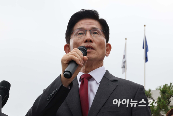 김문수 국민의힘 대선후보가 15일 서울 서초동 대법원을 찾아 사법부 수호 및 더불어민주당 규탄대회에 참석해 발언하고 있다. [사진=곽영래 기자]