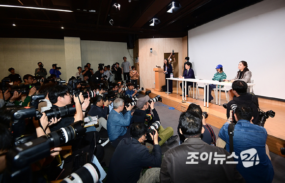 하이브와 갈등 중인 민희진 어도어 대표가 25일 오후 서울 강남구 한국컨퍼런스센터에서 긴급 기자회견을 갖고 있다. [사진=정소희 기자]