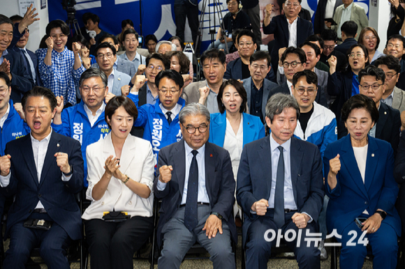 이인영, 고민정을 비롯한 더불어민주당 의원들과 이재정 대한적십자사 경기도지사 회장, 정원오 더불어민주당 서울시장 후보 선거 캠프 관계자들이 3일 서울 중구에 마련된 선거캠프 사무실에서 출구 조사 결과를 확인 후 환호하고 있다. [사진=곽영래 기자]