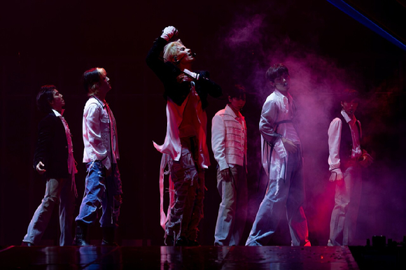 SF9이 단독 콘서트 '2025 SF9 LIVE FANTASY #5 LOVE DAWN'에서 팬들을 만나고 있다. [사진=FNC엔터테인먼트]