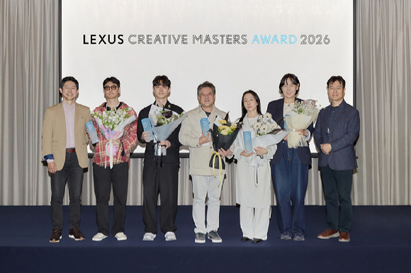 '렉서스 크리에이티브 마스터즈 어워드 2026' 수상자들이 단체 사진을 촬영하고 있다.(왼쪽부터 이병진 렉서스코리아 부사장, 파이널리스트 이창희, 파이널리스트 서진혁, 위너 이지우, 파이널리스트 김예지, 파이널리스트 박지은, 김형준 렉서스코리아 이사) [사진=렉서스]