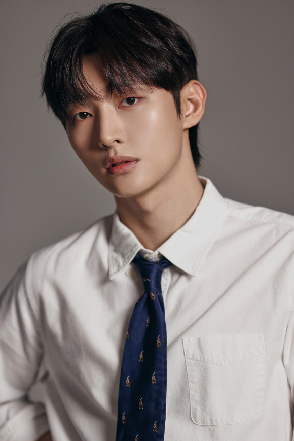 윤지성 프로필 [사진=빌리언스]