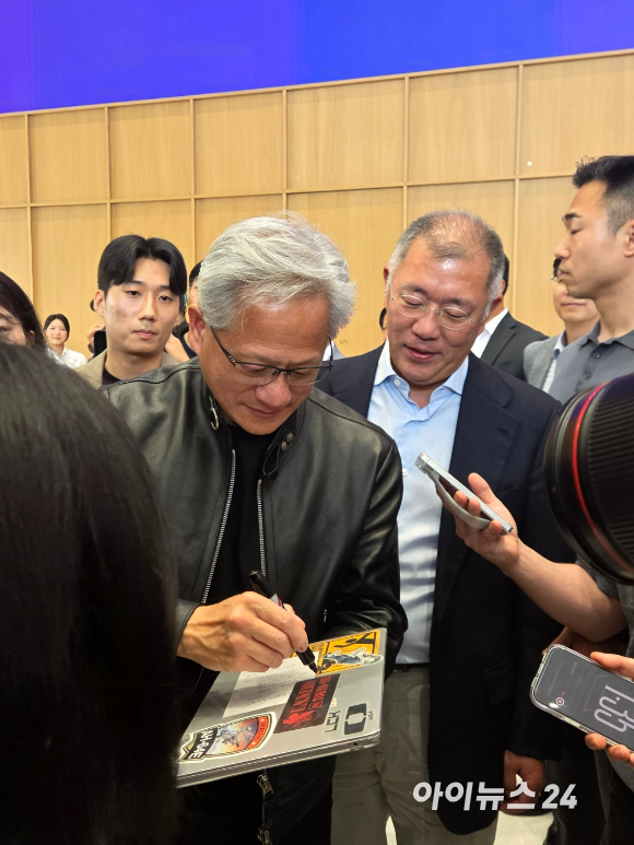 젠슨 황 엔비디아 최고경영자(CEO)가 8일 방문한 현대자동차 양재동 사옥에서 포니 모델을 앞에 두고 양 팔을 벌리고 있다. [사진=설재윤 기자]