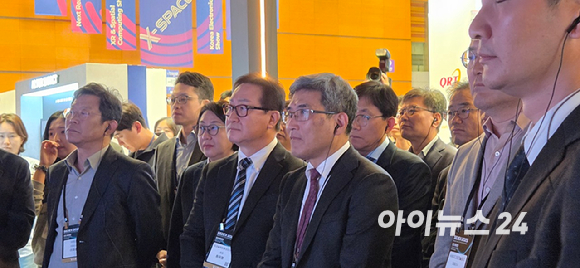 22일 서울 강남구 코엑스에서 개막한 반도체대전 VIP 투어에 나선 송재혁 삼성전자 최고기술책임자(CTO.가운데). [사진=박지은 기자]