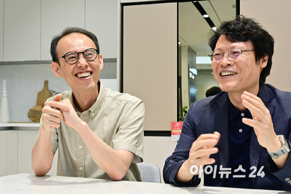 LG전자 HS플랫폼사업센터 김락용 연구위원(오른쪽)과 ES사업본부 ES CX담당 박재성 책임이 22일 아이뉴스24와 인터뷰하고 있다. [사진=LG전자]