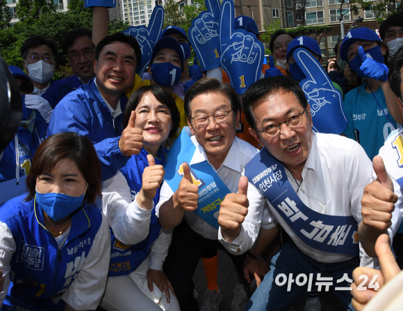 국회의원 보궐선거에서 인천 계양을에 출마한 이재명 더불어민주당 총괄선대위원장과 박남춘 인천시장 후보가 31일 인천시 남동구 모래네 시장을 방문해 기념촬영을 하고 있다. [사진=국회사진취재단]