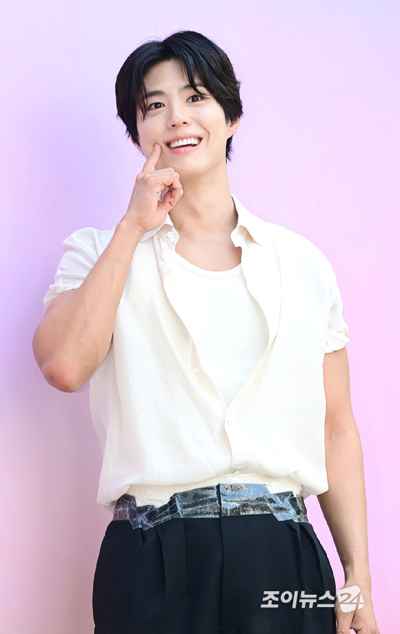 배우 박보검이 23일 오전 서울 성동구 쎈느 성수에서 열린 다이슨 슈퍼소닉 트래블 라운지 팝업 스토어 행사에 참석하고 있다.