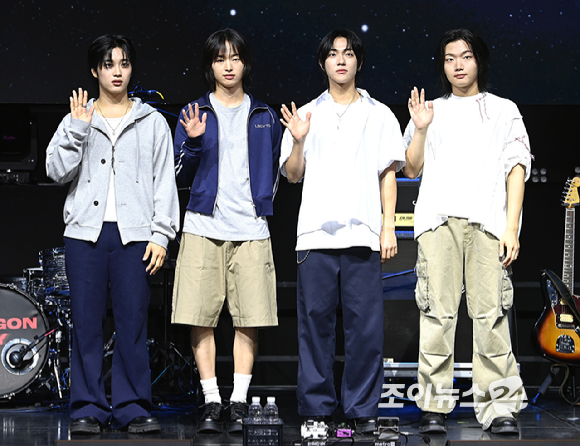 밴드 드래곤포니가 29일 오후 서울 서대문구 신촌 예스24 원더로크홀에서 열린 디지털 싱글 '지구소년' 발매 기념 쇼케이스에서 무대를 선보이고 있다. [사진=곽영래 기자]