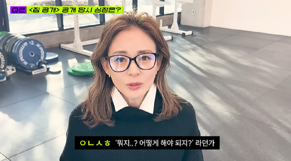 추성훈의 아내 야노시호가 지난 18일 추성훈 유튜브 100만 구독자 달성 축하 영상에서 과거 유튜브에 자신의 집이 공개돼 화가 났던 사연을 전하고 있다. [사진=추성훈 유튜브]
