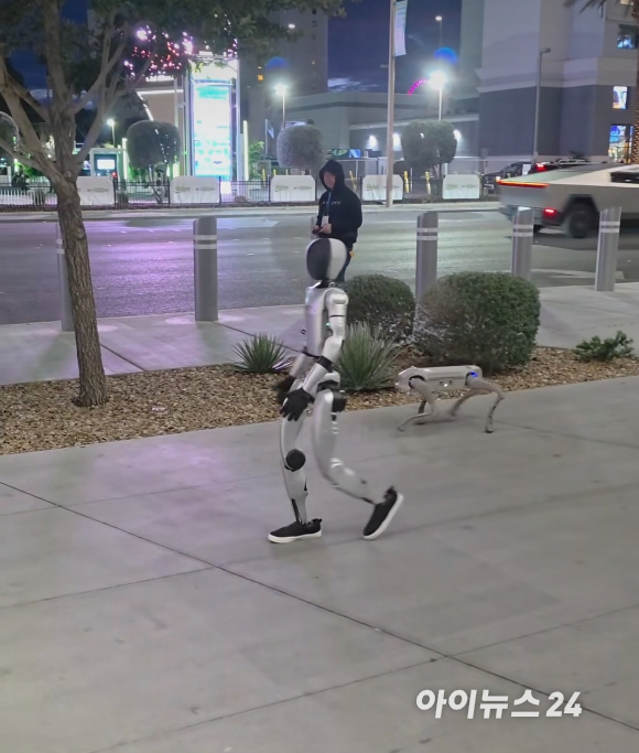 미국 라스베이거스에서 열린 CES 2026 공식 개막 하루 전인 5일(현지시간) '현대차그룹 미디어데이' 행사에서 아틀라스가 차세대 '뉴 아틀라스'를 소개하는 장면. [사진=박지은 기자]