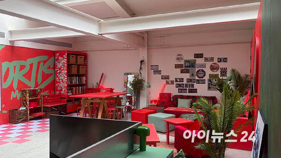 28일 서울 성동구 성수동에 마련된 에어비앤비 코르티스 협업 팝업스토어 앞이 외국인 관광객들로 북적이고 있다. [사진=진광찬 기자]