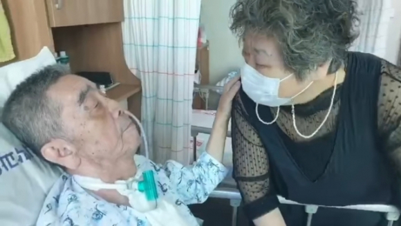 투병 중인 소설가 이외수씨를 간병하고 있는 아내 전영자씨. [사진=이외수 페이스북]