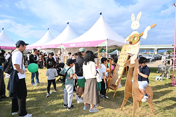 2024 달성가족문화축제에 참여한 시민들이 다양한 체험을 즐기고 있다. [사진=달성군]