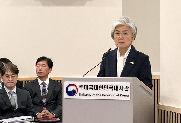 강경화 주미한국대사가 12일(현지시간) 워싱턴 DC에서 열린 국회 외교통일위원회 국정감사에서 발언대에 자리하고 있다. 2026.10.13 [사진=연합뉴스]