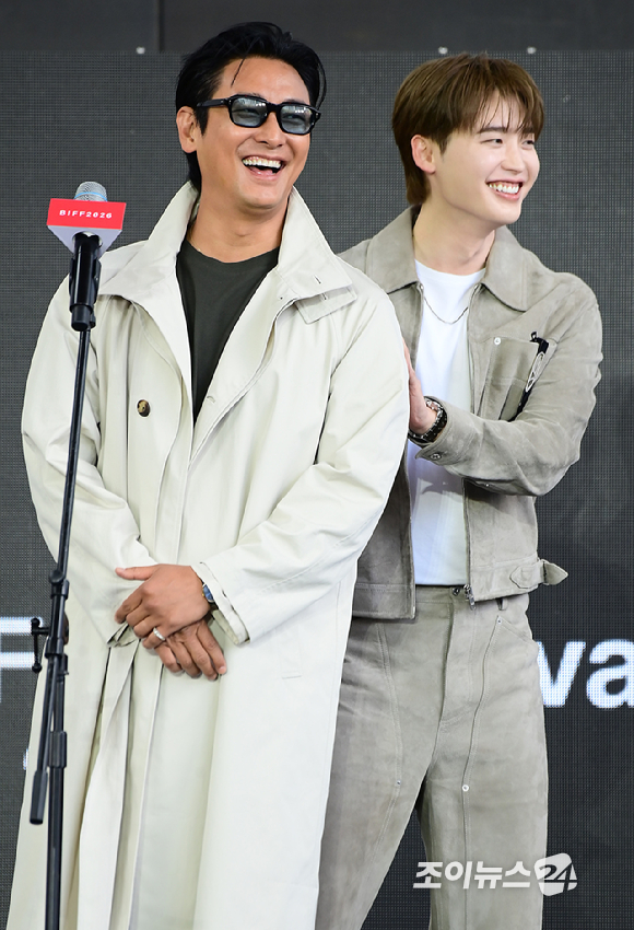 배우 주지훈과 이종석이 10일 부산 해운대구 영화의전당에서 열린 제31회 부산국제영화제 '재혼 황후' 야외 무대인사에 참석하고 있다. [사진=정소희 기자]