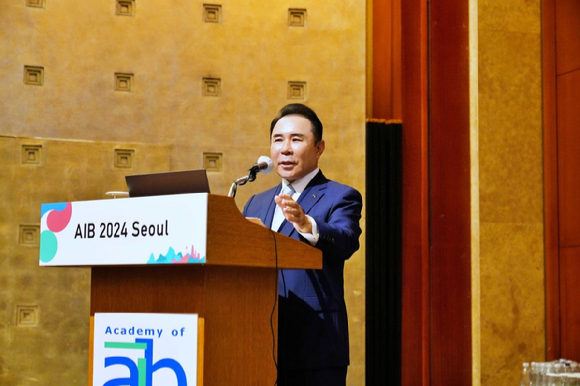지난 4일, 제너시스BBQ 그룹의 윤홍근 BBQ 회장이 지난 4일 'AIB 2024 서울(Seoul)'에서 글로벌 시장 성공 사례와 전략에 대해 강연했다 [사진=BBQ]