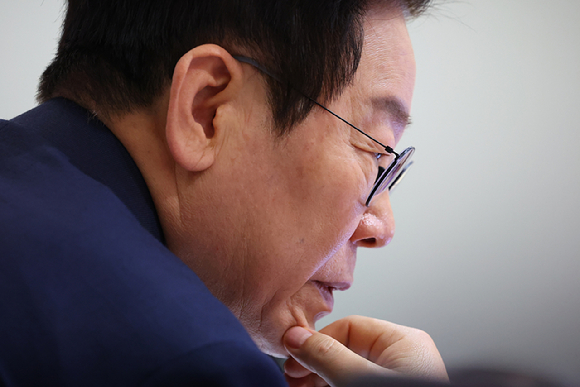 이재명 대통령이 2일 용산 대통령실에서 열린 국무회의에서 참석자 발언을 듣고 있다. [사진=연합뉴스]