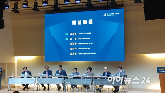 한반도미래인구연구원이 22일 오후 2시 서울 을지로 페럼타워 3층 페럼홀에서 '줄어드는 인구, 달라지는 도시'를 주제로 인구정책세미나를 열고 한일 지역 발전 방안을 모색했다.패널들이 좌장 김세용 고려대학교 도시연구원장(맨 왼쪽)을 중심으로 활발한 토론을 하고 있다. [사진=곽영래 기자]