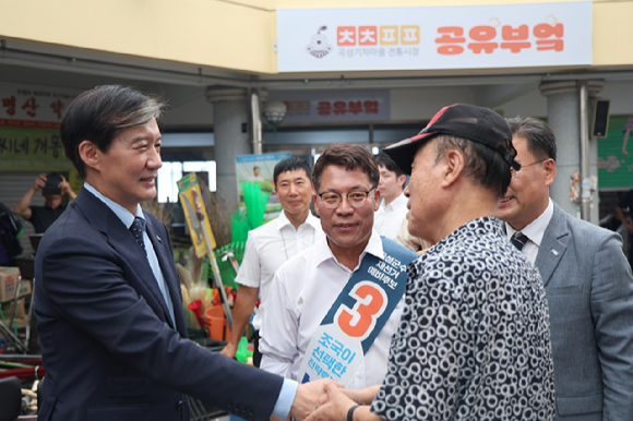 조국 조국혁신당 대표가 13일 10·16 재·보궐선거 지역인 전남 곡성군 '기차마을전통시장'을 방문해 시장 상인과 인사를 나누는 모습  [사진=조국혁신당]