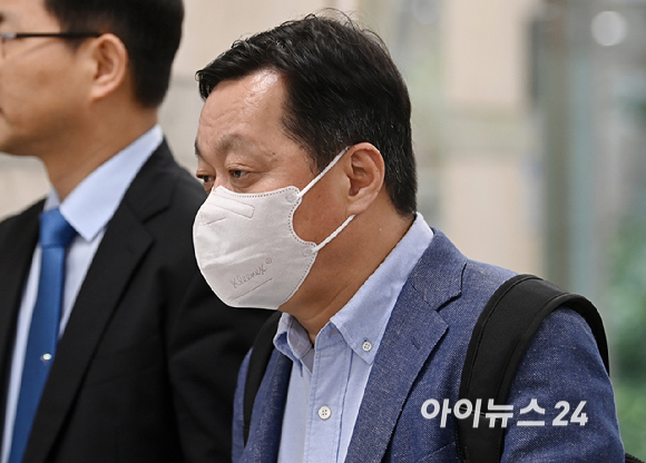 특정범죄 가중처벌 등에 관한 법률 위반(뇌물) 등에 혐의를 받는 정진상 전 더불어민주당 대표실 정무조정실장이 29일 오전 서울 서초구 서울중앙지방법원에서 열린 공판에 출석하고 있다. [사진=곽영래 기자]