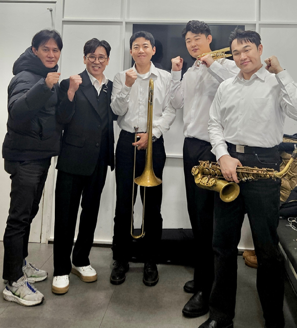 가수 조관우가 '뮤직뱅크' 대기실에서 위종수와 브라스 세션팀과 함께 사진촬영을 하고 있다. [사진=윤스토리엔터테인먼트]