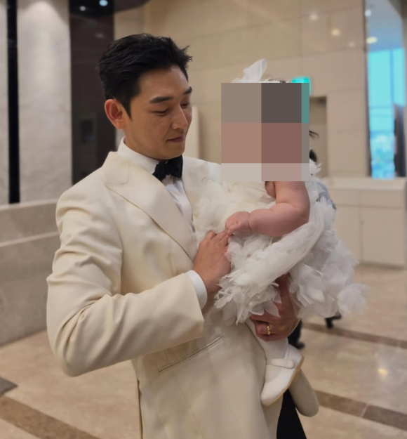 배우 강신효가 딸을 공개했다. [사진=강신효 인스타그램]