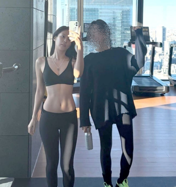 제니 [사진=한지은 트레이너 SNS]